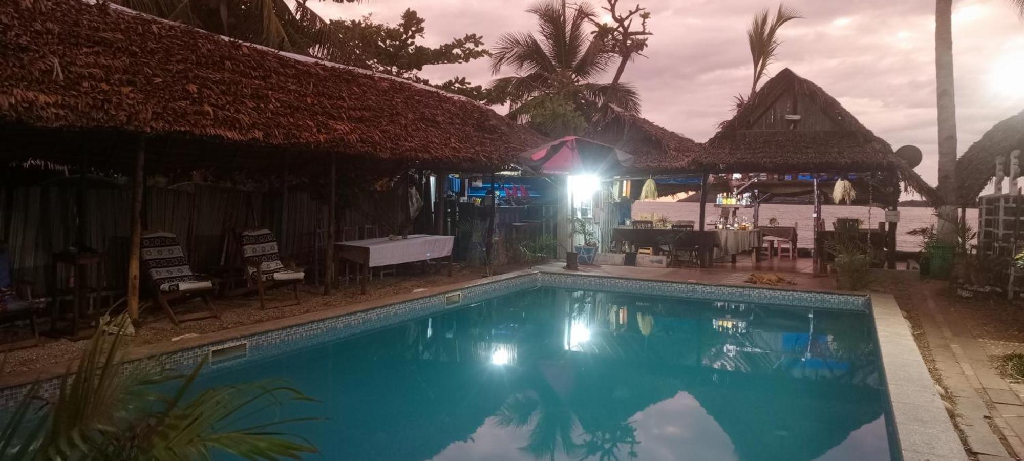 فندق Piscine Bimoko نوسي بي المظهر الخارجي الصورة